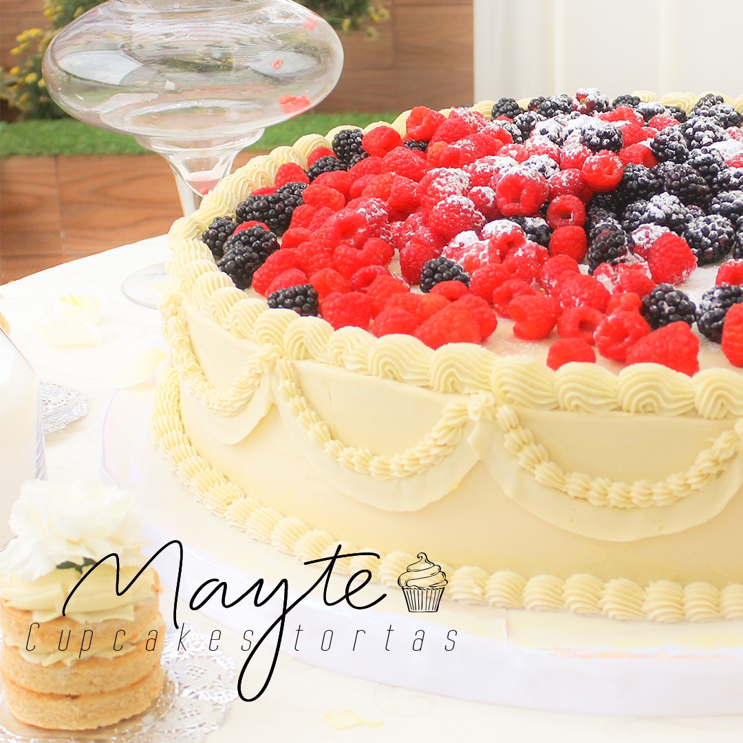 Torta personalizada para celebración de Mayte Cupcakes